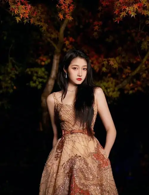 关晓彤这套造型很适合她很美