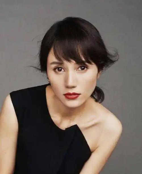 袁泉刚出道时到底有多美?当年轻时照片曝光后,网友:一眼万年