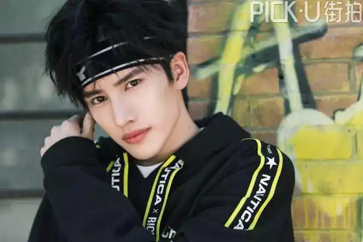 虽然是新人演员,但其将骆冠言本人的" 甜宠撩"百分百地诠释了出来