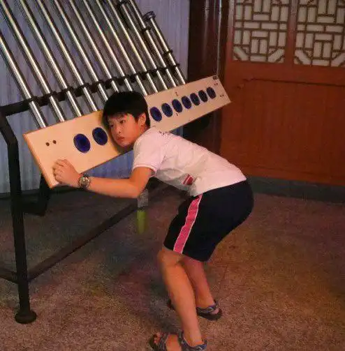 男孩穿沙滩凉鞋的图片