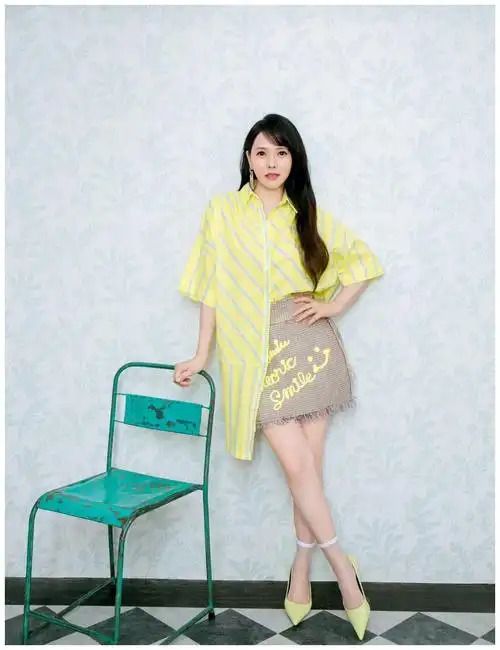 52岁伊能静少女感十足穿链条短裙走机场甜笑比心好随意