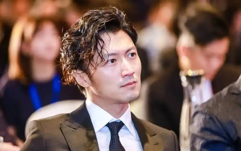 谢霆锋v领衬衫引爆热搜,细节透露不羁气质,穿衣风格疑似王菲!