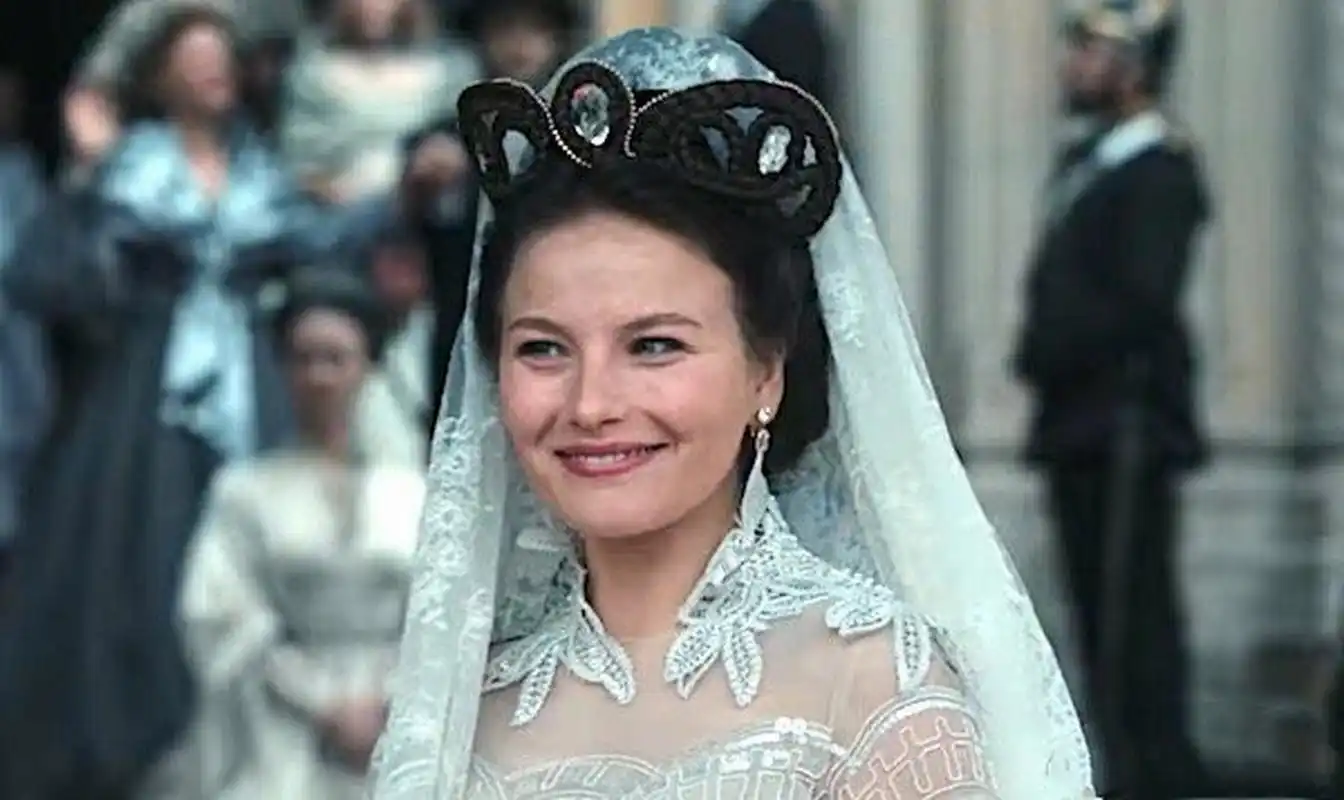 netflix版茜茜公主,发型灵感来源于德国碱水圈,婚纱是苏州买的,没有