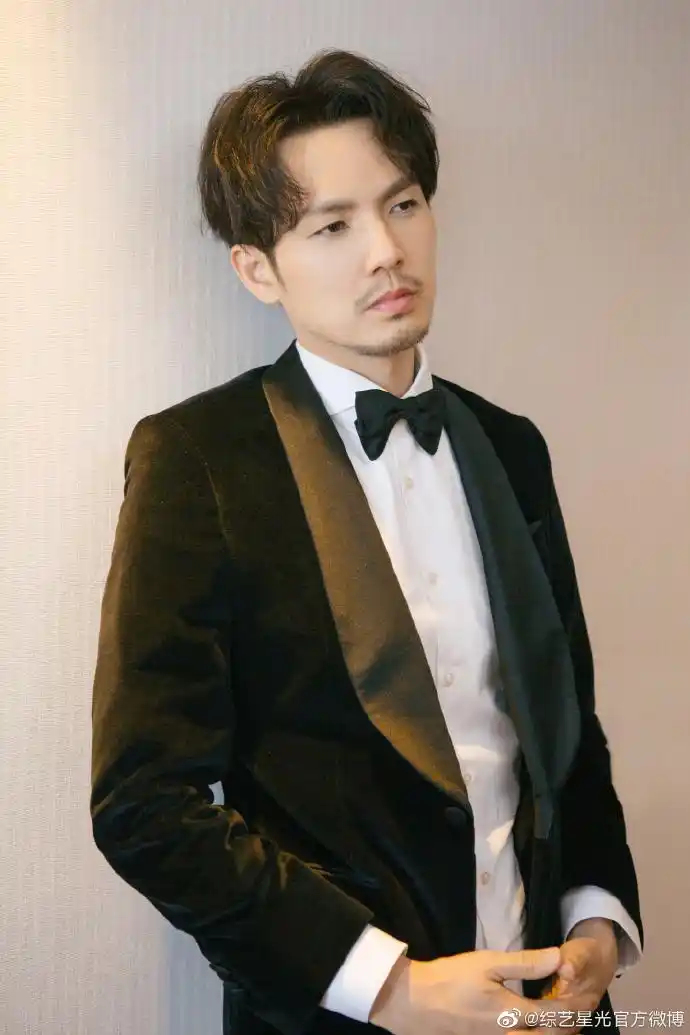 钟汉良一身黑色领结西装亮相第22届#上海电影节#开幕式,"西装杀"look