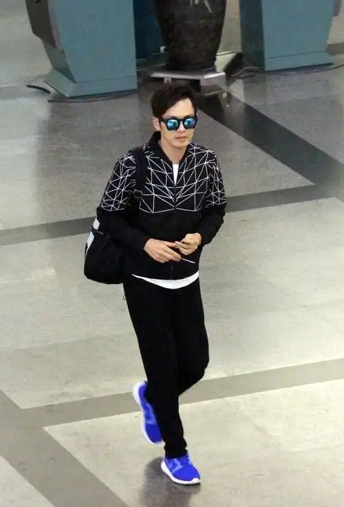 钟汉良真是瘦了不少穿t恤配防风衣有点松垮看脖子就知道多瘦