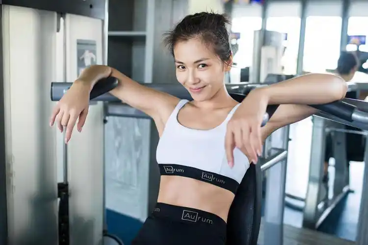 演艺圈美女健身达人好身材玲珑有致让人羡慕不已