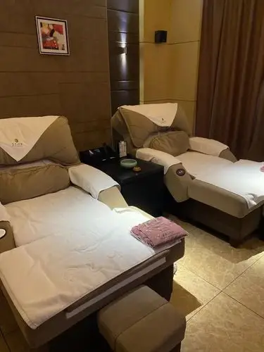 有的店要用专程保存在保温杯里的秘制藏药调泡脚水,再使上精油开