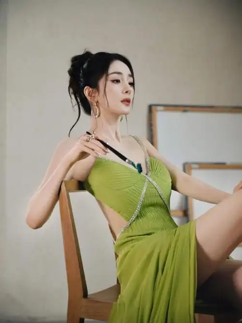 杨幂穿吊带裙美出新高度全身上下零赘肉盘发造型梦回晴川