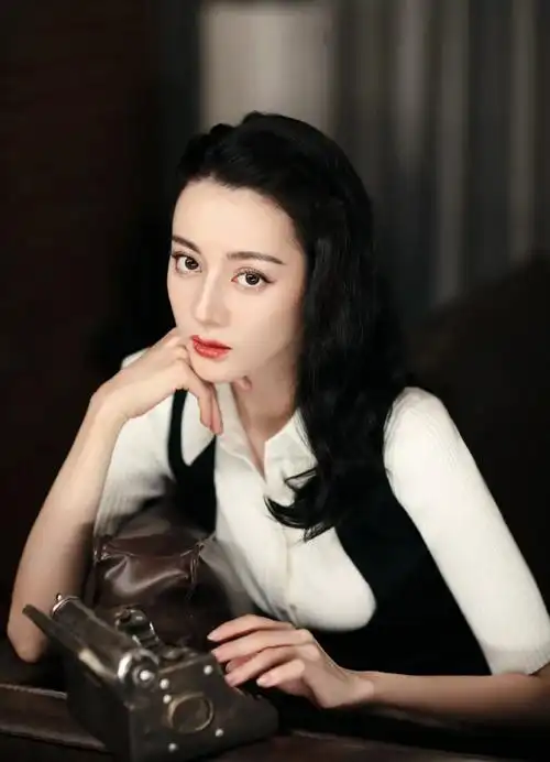 迪丽热巴#工作室晒出一组造型写真,照片中,热巴穿黑白拼接套装简约