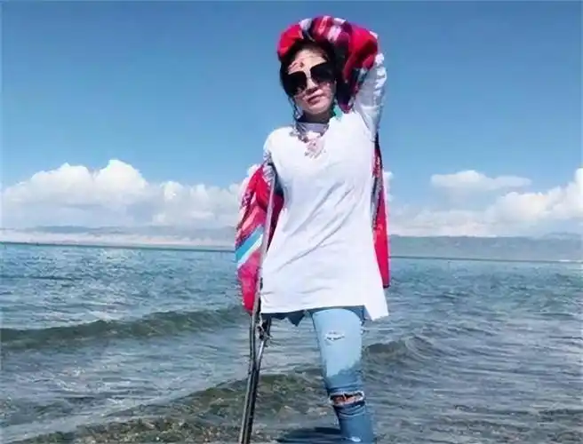 电焊工女孩罗雨,靠单腿走红网络,一天内被300名男生表白