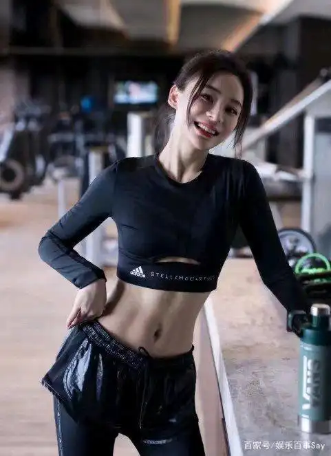 袁姗姗穿露脐装晒火辣a4腰,马甲线一览无余