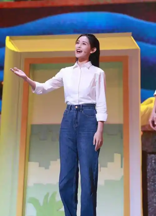 明眸皓齿一笑倾城,却深陷解约风波_蒋依依_黑色_造型