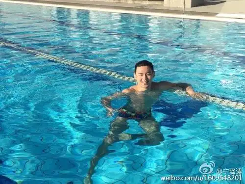 宁泽涛秀腹肌 祝布朗教练生日快乐