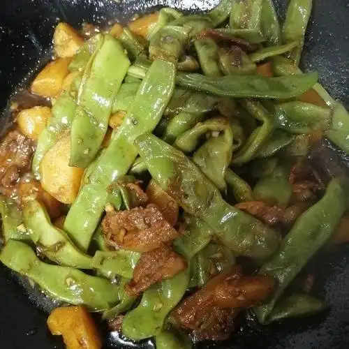 五花肉烧油豆角,东北人特别喜欢的一款家常菜