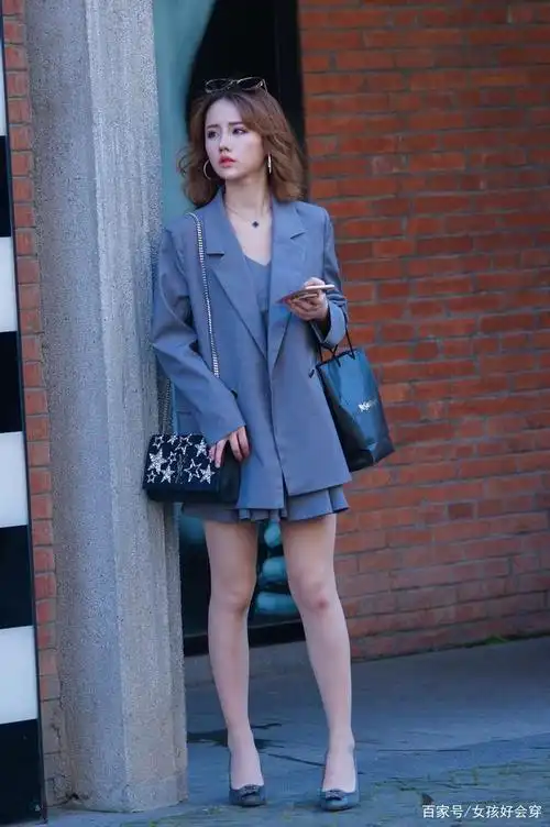 蓝色西装,搭配百褶裙,再搭配蓝色高跟鞋,蓝色穿搭凸显减龄效果