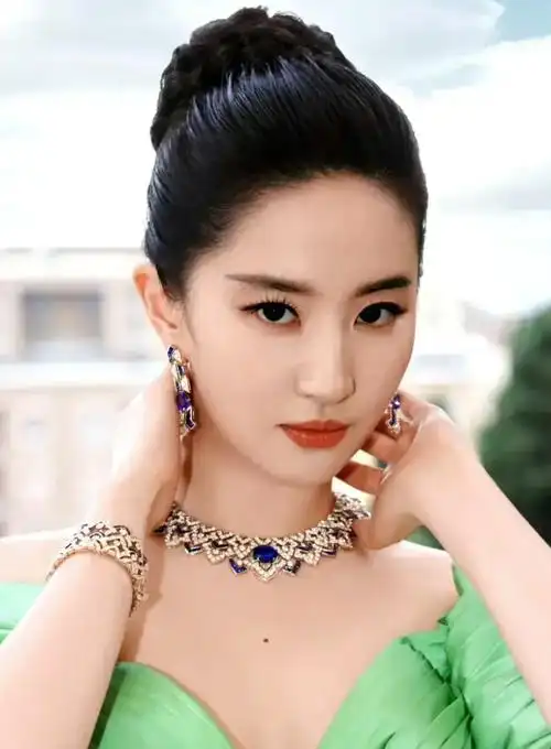 五官对于三庭五眼的标准苛刻无比,而刘亦菲的五官是绝对符合黄金比例