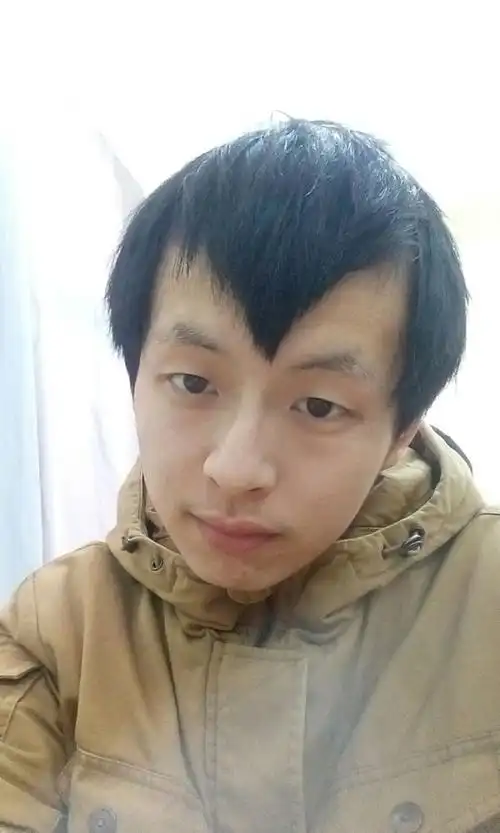 几年前的发型是这样的↓ 还有就是我是传说中的扁平后脑勺受害者!