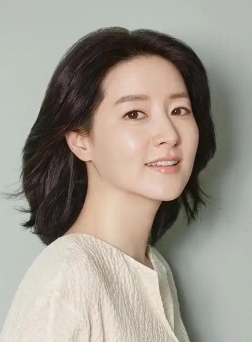 这次李英爱在新剧大结局后,除了发照片晒个人新发型外,她的素颜也再