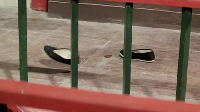 小伙一觉醒来发现鞋子自己在走而且裤子也被扒了