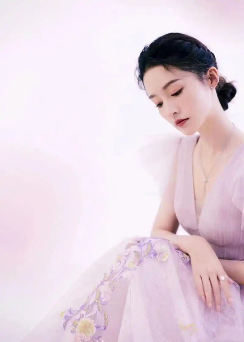 李沁穿粉色网纱礼服裙,仙气飘飘好养眼