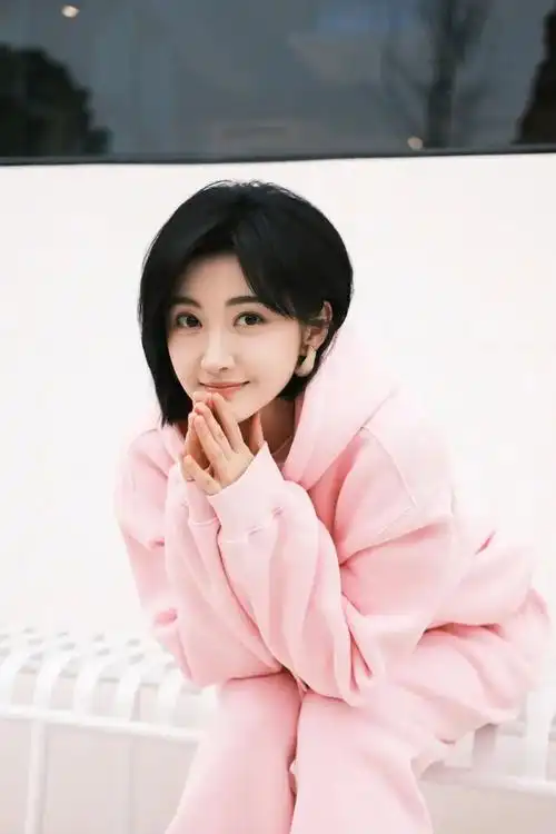 景甜粉粉色一套简直美极了