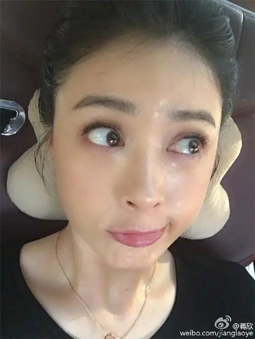 蒋欣的自拍太耿直,不磨皮不美白直接一张脸就来了