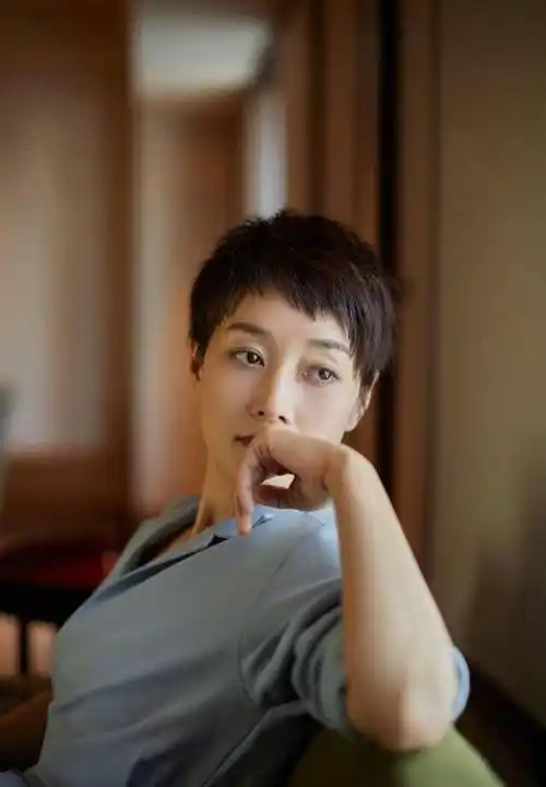 43岁马伊琍为何那么红,波波头短发搭配蓝色连体裤,时尚干练减龄_发型