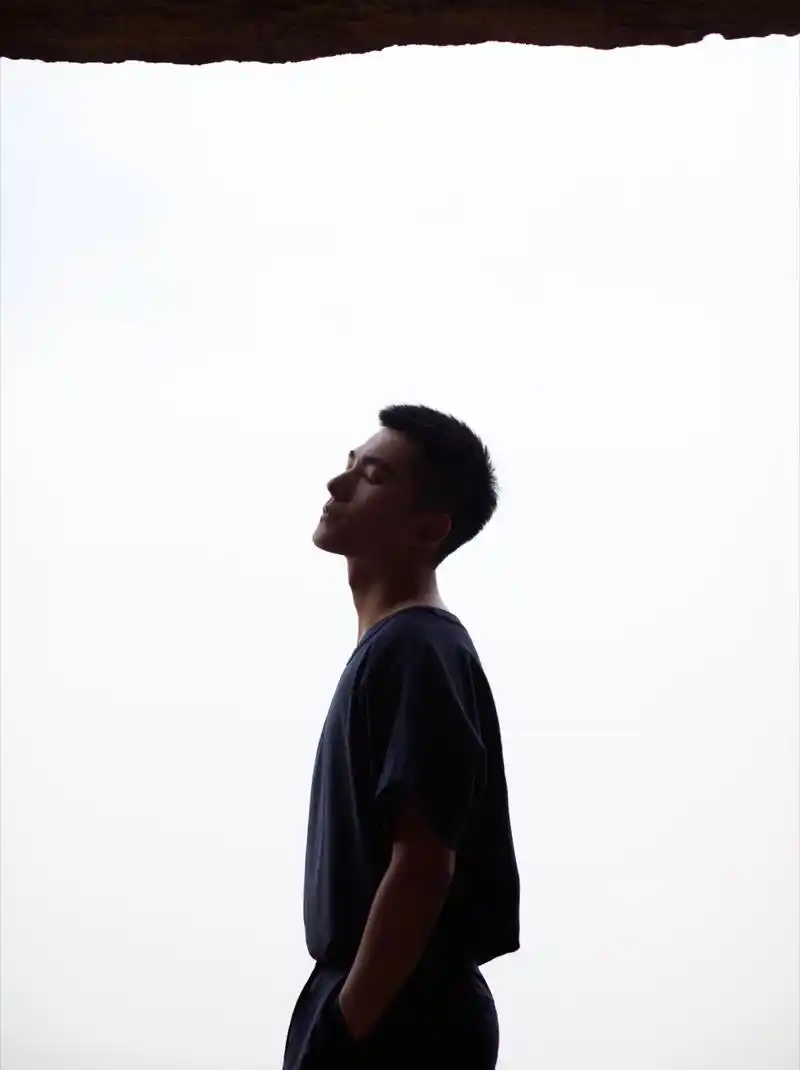 摄影师分享杨洋土耳其大片 黑衣寸头羊大佬范儿十足