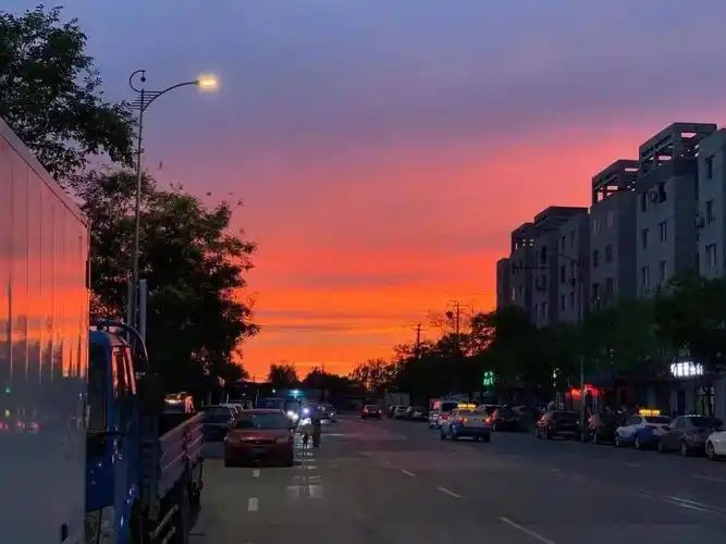 深意今天晚霞温柔 风也醉人渐行渐远是夕阳 愈行愈远是黄昏散尽了繁华