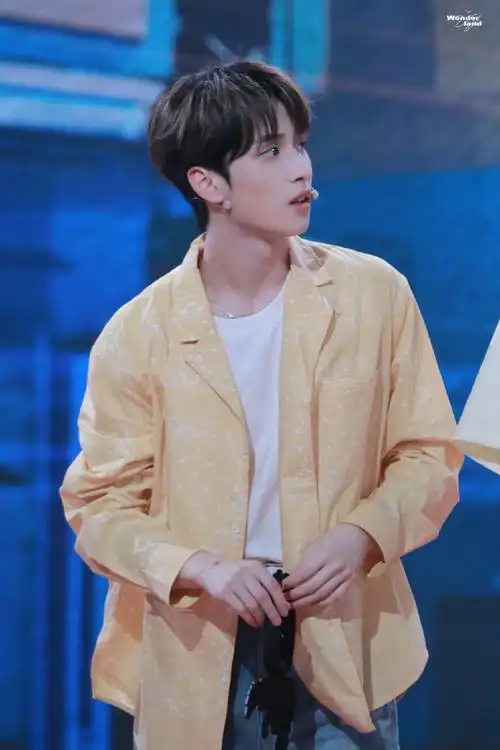 严浩翔超话#严浩翔 十九弥新淬火逐歌#20230716     芒果卡发售会扑面