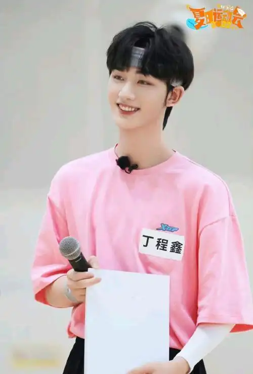 像丁程鑫跟马嘉祺距离成年生日过去两年,两个人依旧没有时间能把驾照