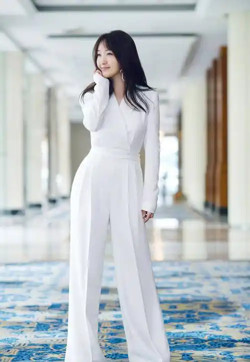 原创杨钰莹小个子身材却撩人穿泡泡裙秀时尚身材158cm美出新高度