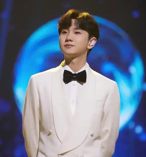 汪苏泷:长着娃娃脸的80后歌手,疑似恋情遭冷遇,却掀起顶流之争_瀑布