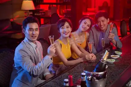 吧台喝酒摄影图片-吧台喝酒摄影作品-千库网