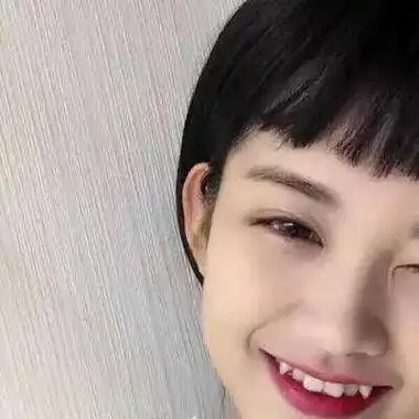有一颗小虎牙的女生头像