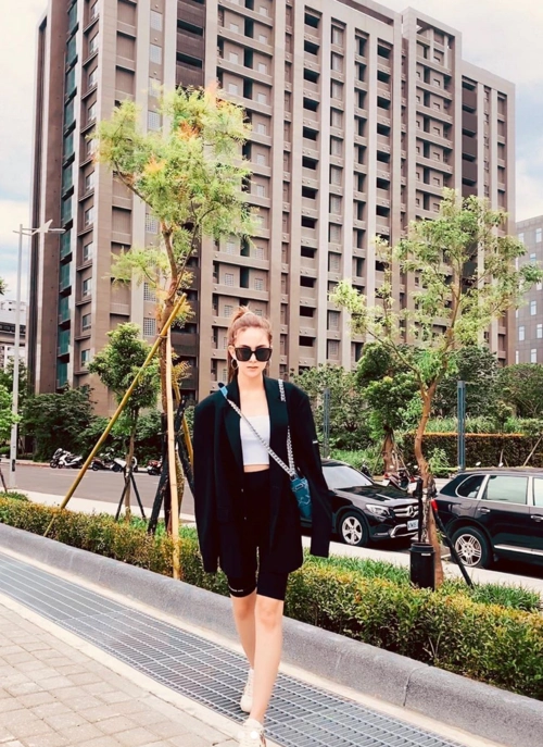 昆凌穿西装搭牛仔裤秀修长美腿 甜笑回眸明媚清甜