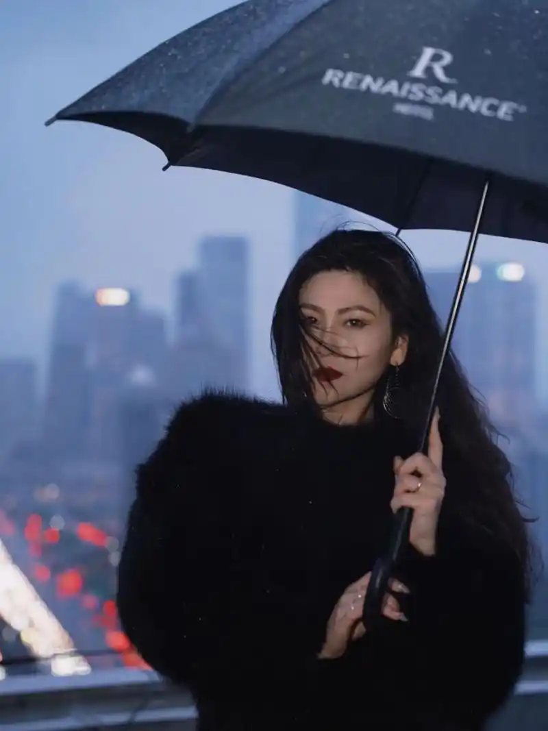 拍了一组女明星同款雨中撑伞的照片 超喜欢!