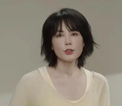 王菲的最新大片,脸都磨平了仍有松弛感,50岁还坚持不懈的装嫩!