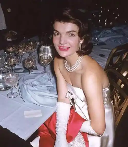 原创肯尼迪去世后39岁的妻子杰奎琳为何会嫁给62岁的希腊船王