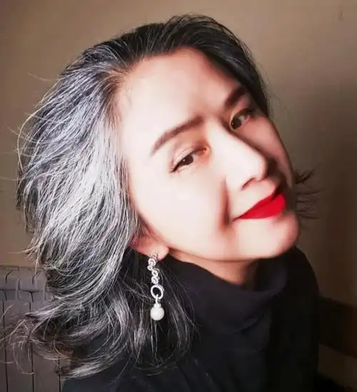 谁说优雅是年轻人的专利.白发时髦奶奶,简直不要太惊艳