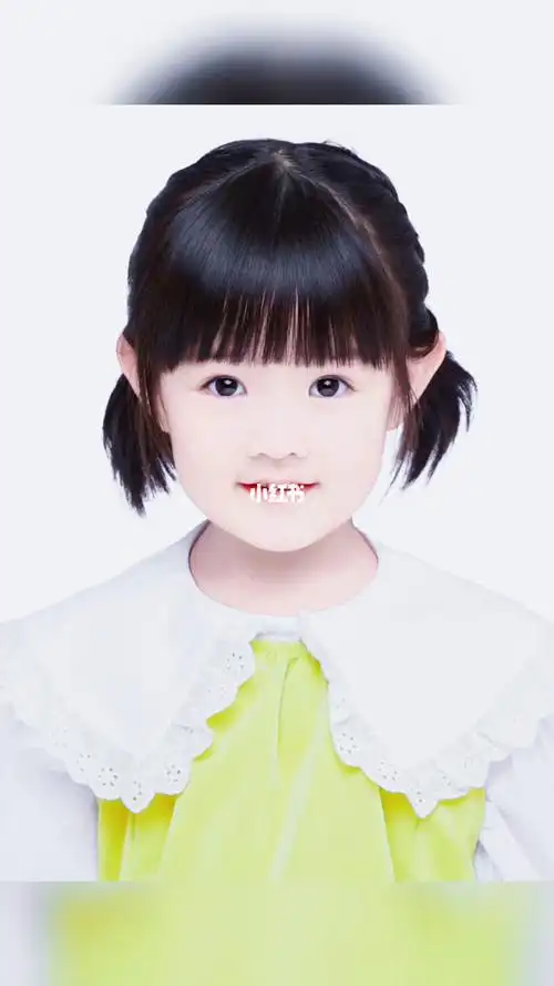 美美3岁4个月,入园前去海马体拍了证件照,小姑娘化了妆,更漂亮了,看着