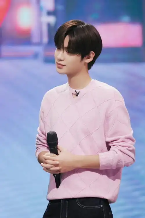 黄明昊你好星期六粉毛衣造型#黄明昊你好星期六粉色毛衣造型,元坪和