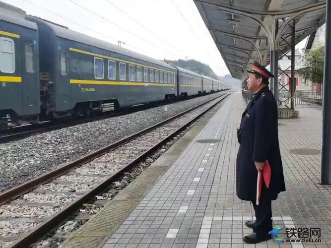 除夕夜,铁路小站人的坚守 - 铁路一线 - 铁路网