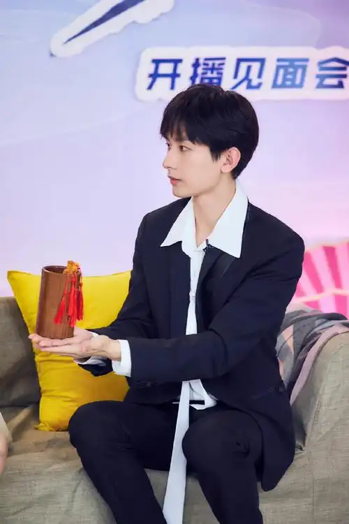 明星时装周行程图##成毅巴黎时装周