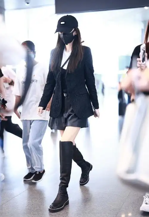 杨颖穿火一种靴子,"及膝靴"遮肉还显腿直,配窄腿裤美出新高度_时尚