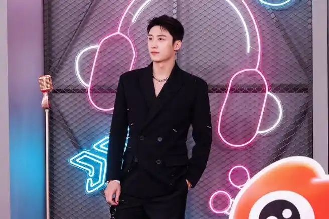 微博之夜##黄景瑜你快把眼镜摘了吧