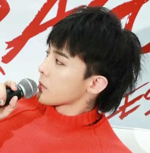 长一点点的"长短发"今年早就已经在男明星之间成为了一种新的发型时尚