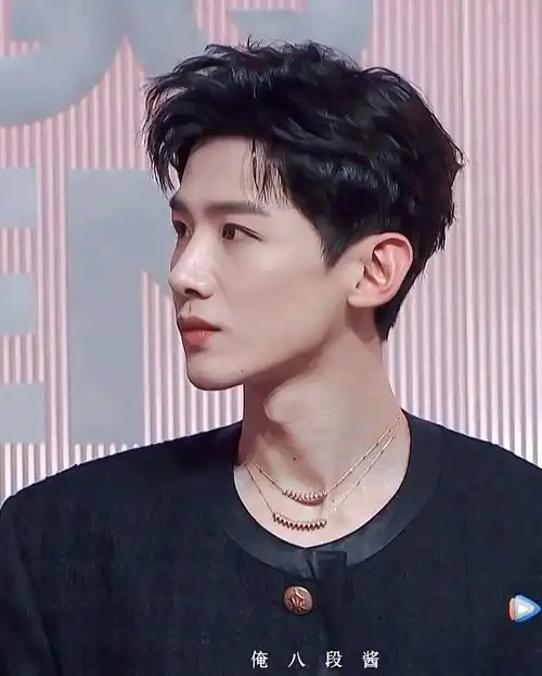 白敬亭gq红毯采访无滤镜镜头里侧颜绝绝子加更第二套造型