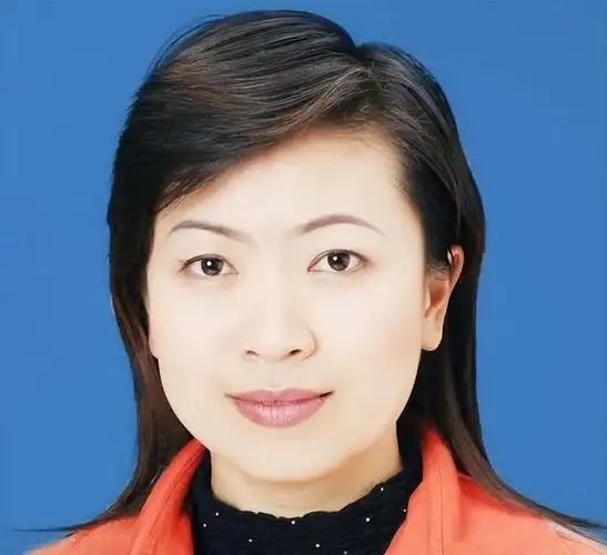 的女性贪官,以其迷人的外貌和狡猾手段,在权力的漩涡中征服了多名高官