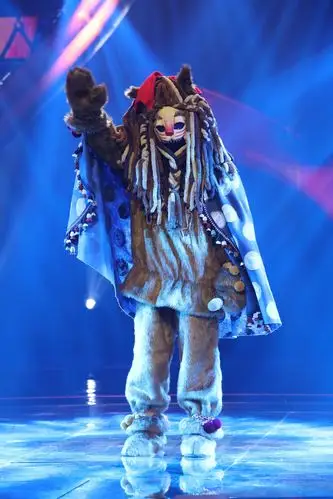 蒙面唱将猜猜猜第四季回归神秘成员与猜评团爆笑互动